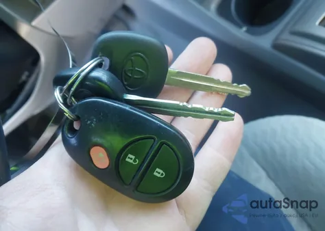 2011 Toyota Tacoma Prerunner V6 z USA, uszkodzony, nr VIN 3TMJU4GN6BM112495